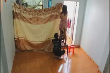 Đang dọn nhà mà cứ móc lồn
